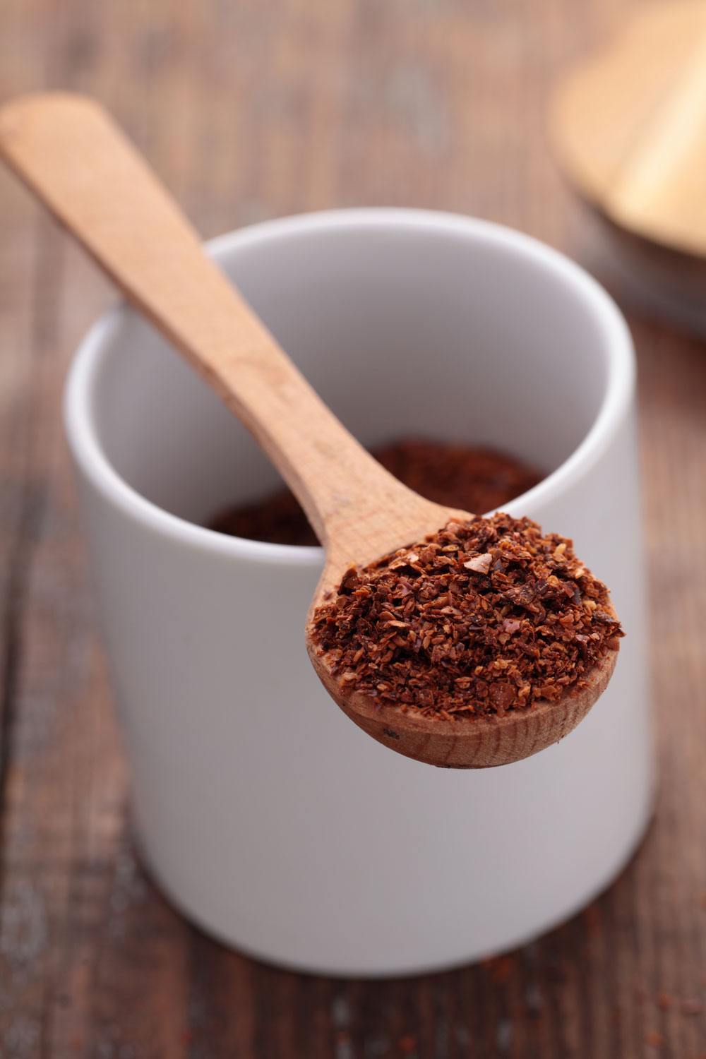  A cup of Aleppo pepper and a spoon of Aleppo pepper