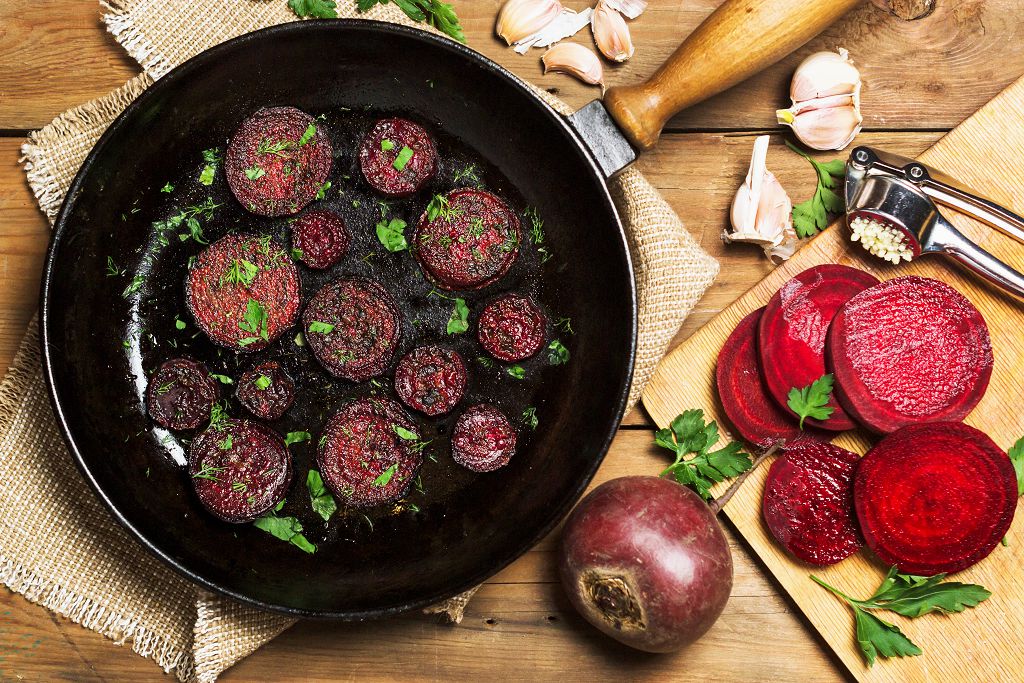  Fry beets in coconut oil on the pan