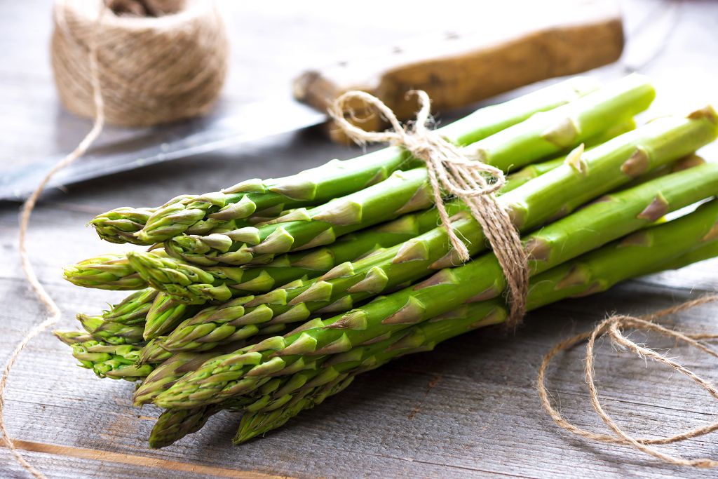 Asparagus and a knife