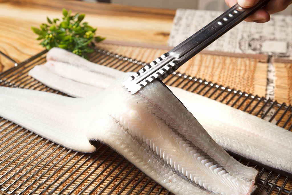  Fresh eel and tongs