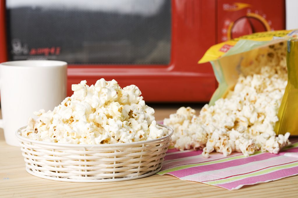 A basket of popcorn and popcorn on the table