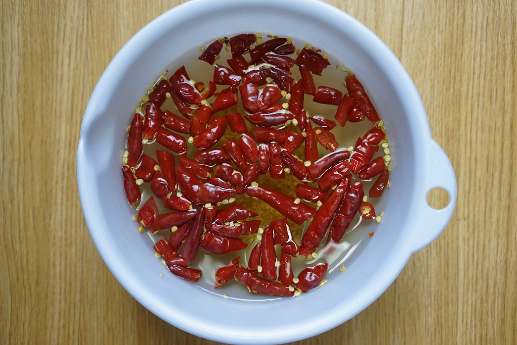 Tear the dried chilies into small pieces.