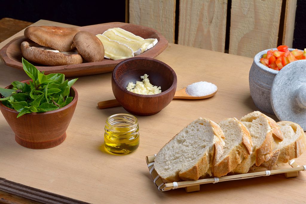 bread, butter, Thawed Brie, vegetable oil, Eight mushrooms, salt and pepper, Fresh thyme