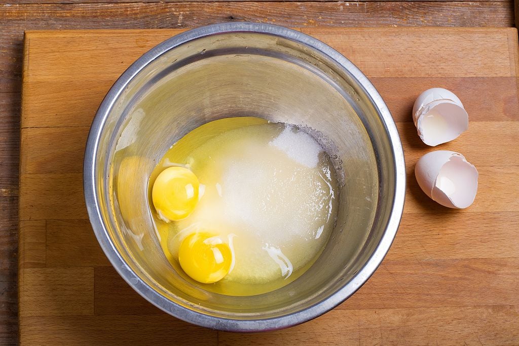 Whisk the sugar and eggs in the bowl