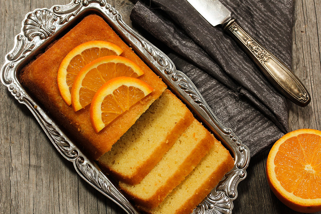 slices of bread and slices of lemon in the Loaf Pan