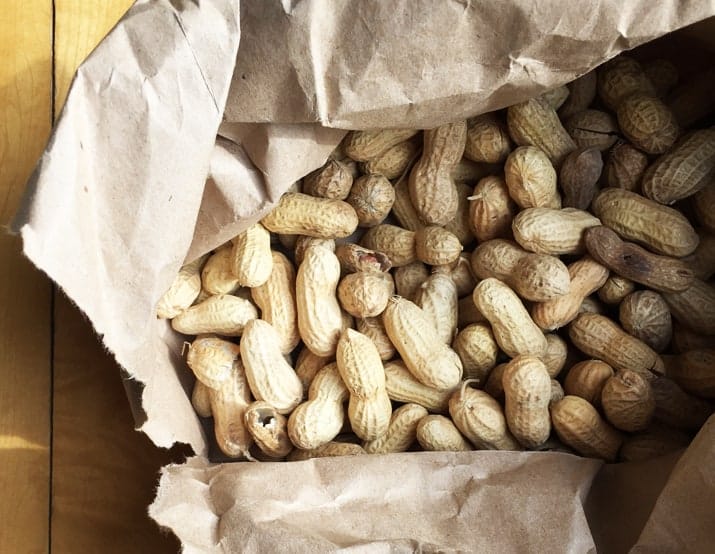 una bolsa de papel de Cacahuetes Crudos