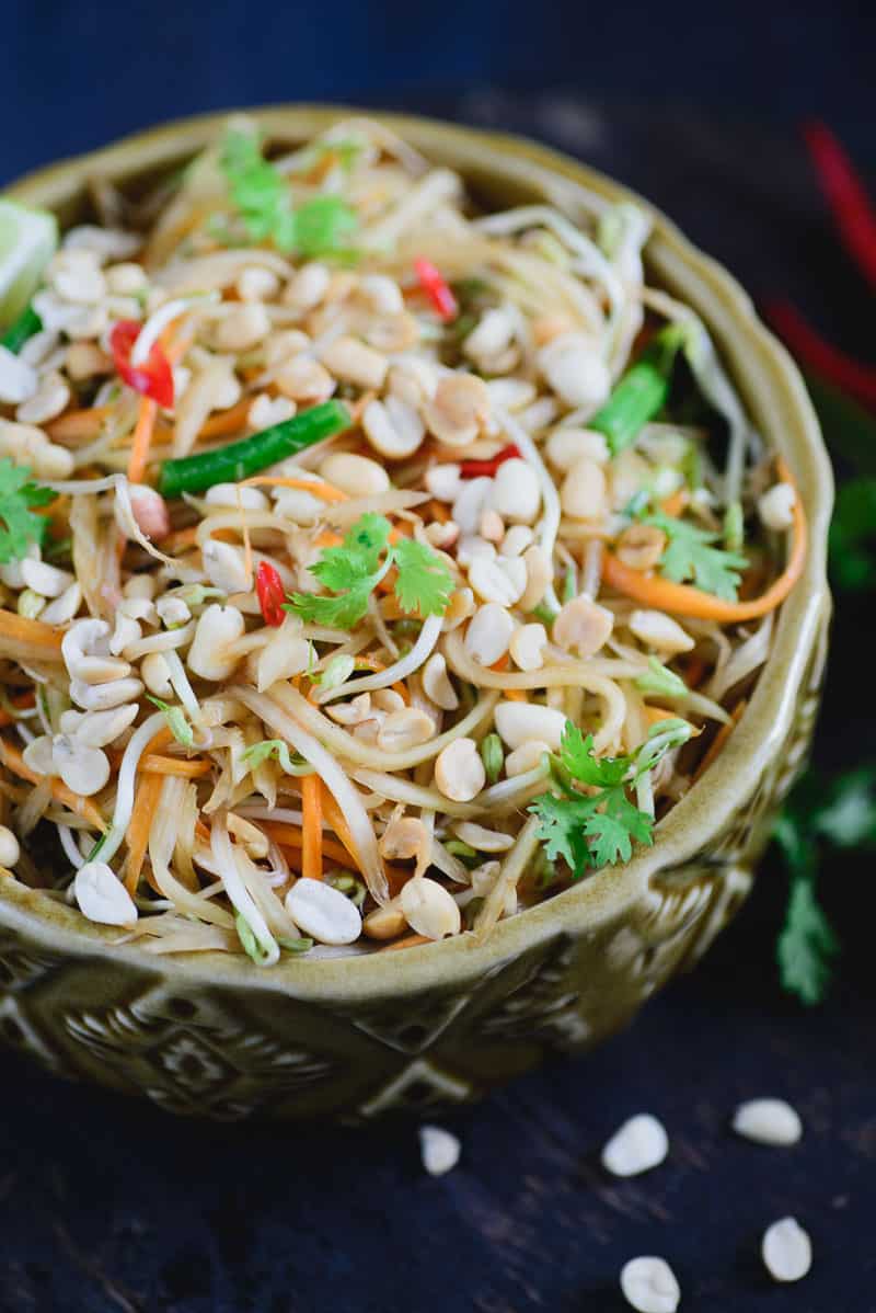 uma taça de vegetais misturados com amendoim